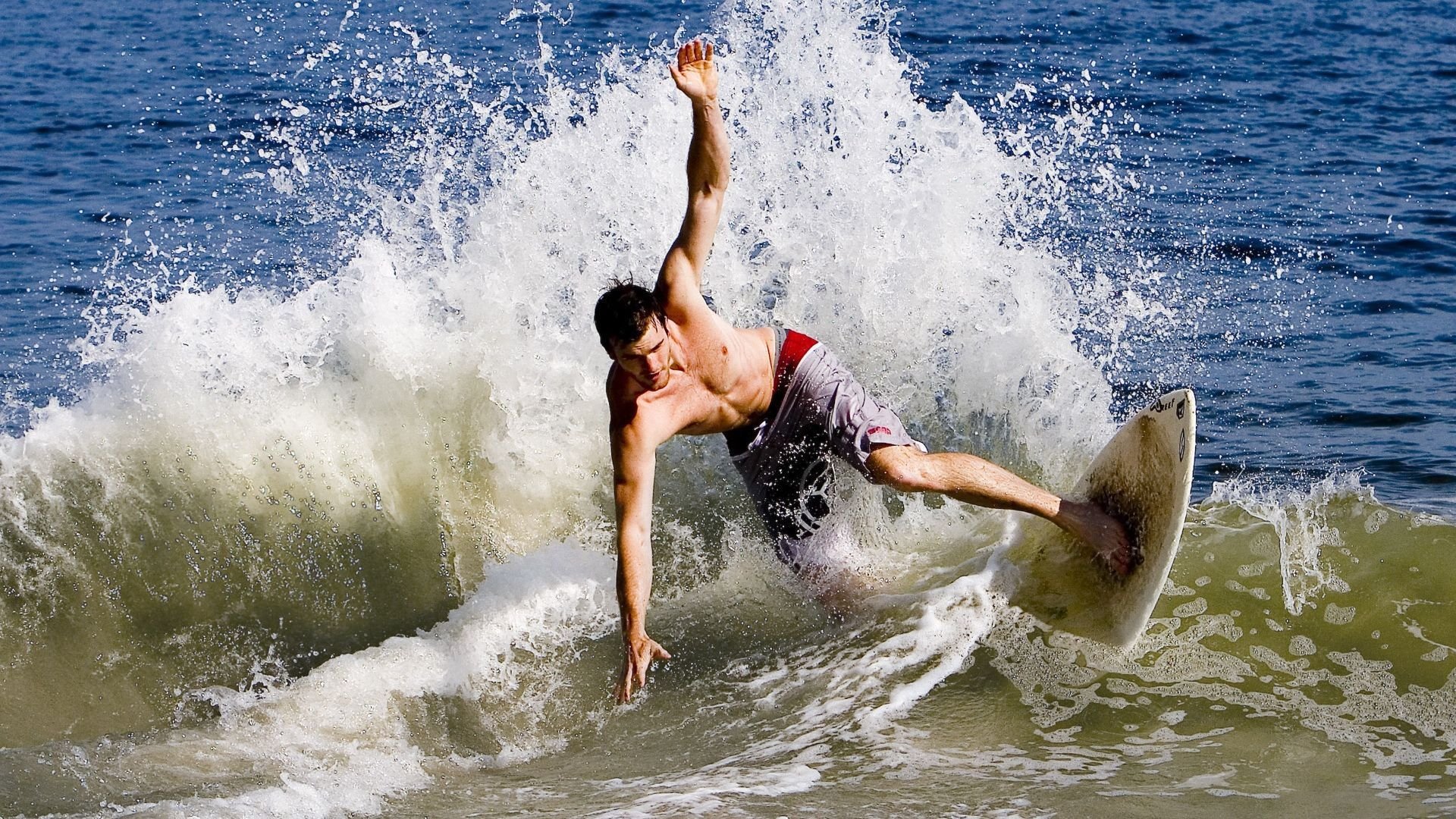 南宫NG28中国品牌-爆冷首场状态出色，雄鹿观众沸腾！，萨拉赫重返赛场观众掌声雷动